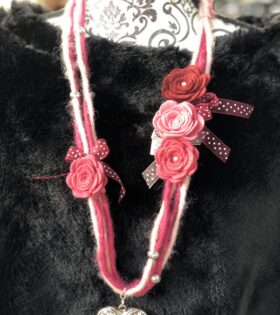 Collana in feltro con rose