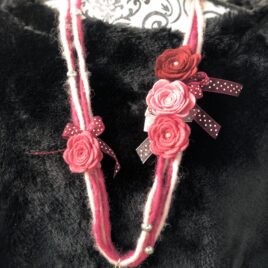 Collana in feltro con rose