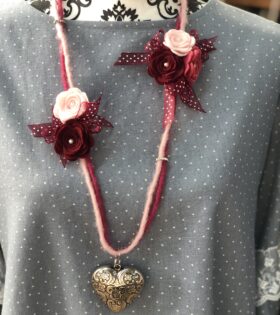 Collana con rose in pannolenci