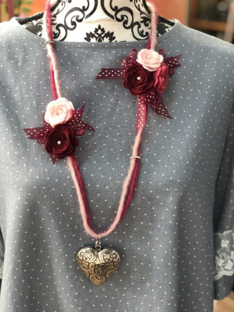 Collana con rose in pannolenci