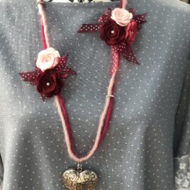 Collana con rose in pannolenci