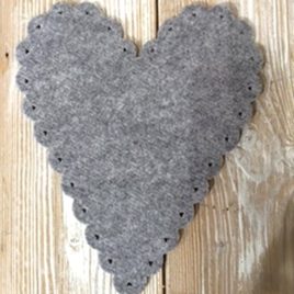 Cuore Smerlato in feltro melange Grigio Chiaro