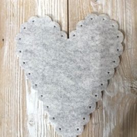 Cuore smerlato in feltro melange Marmo
