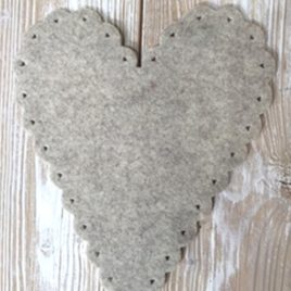 Cuore smerlato in feltro melange Caffelatte