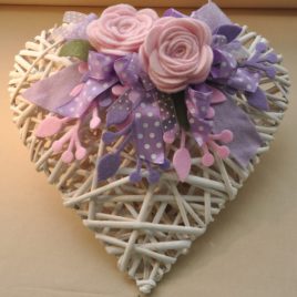 Cuore in vimini con decorazione lilla
