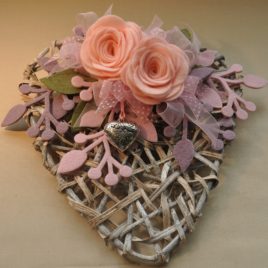 Cuore in vimini decorazione rosa