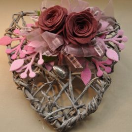 Cuore in vimini con decorazione melanzana