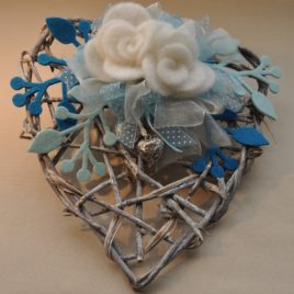 Cuore in vimini con decorazione verde mare
