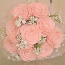 Bouquet con rose in pannolenci