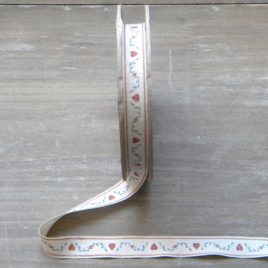 Nastro con edera e cuori